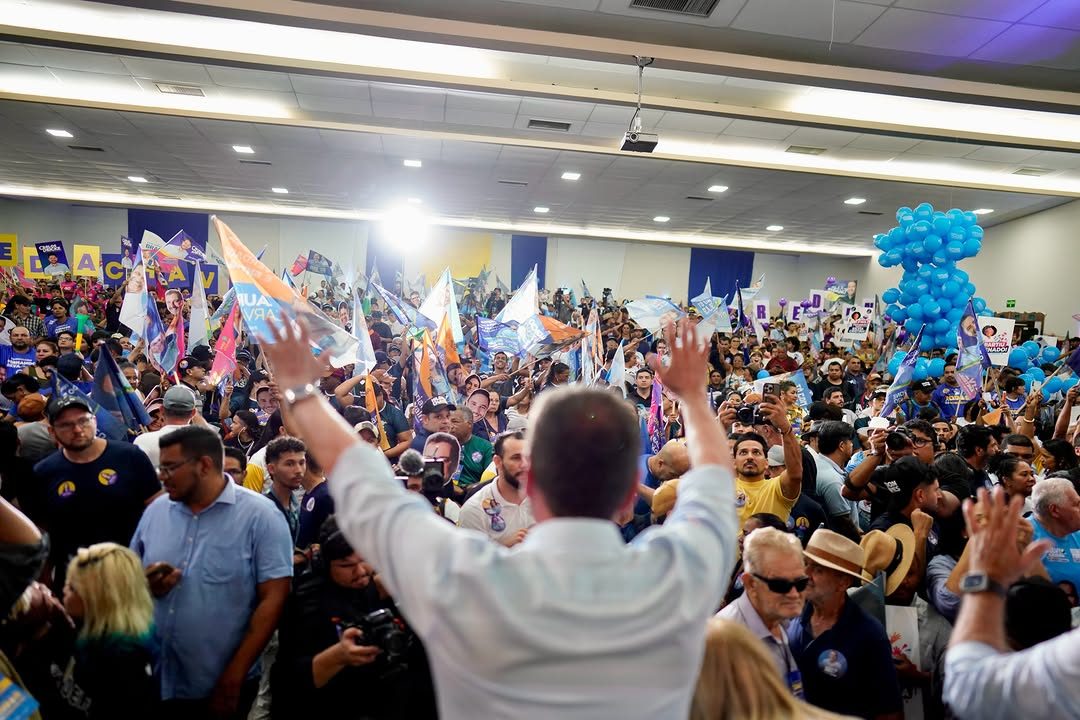 Hildon Chaves de frente para um auditório lotado, durante a convenção em Porto Velho